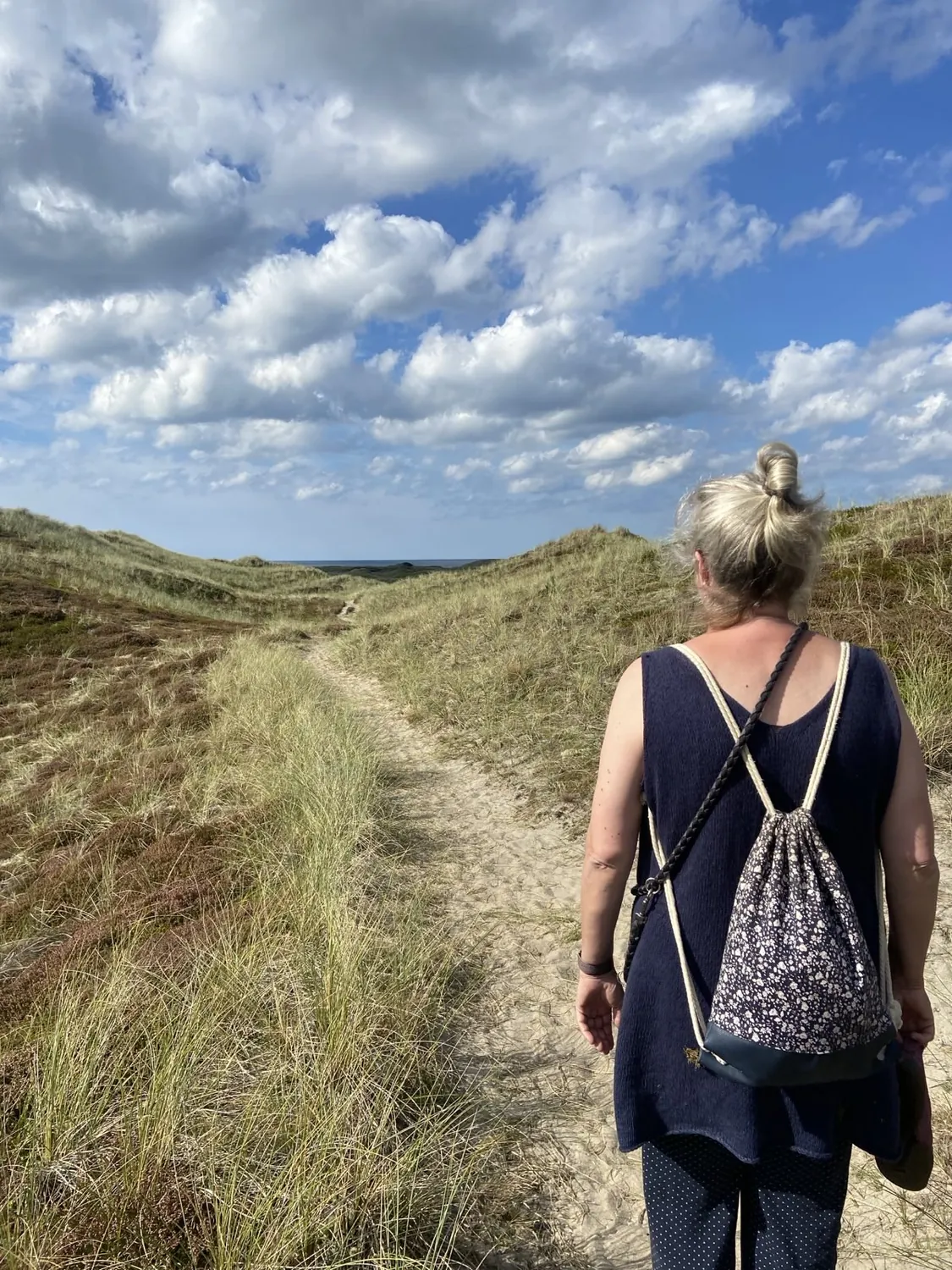 Frauke Poensgen unterwegs in den Dünen