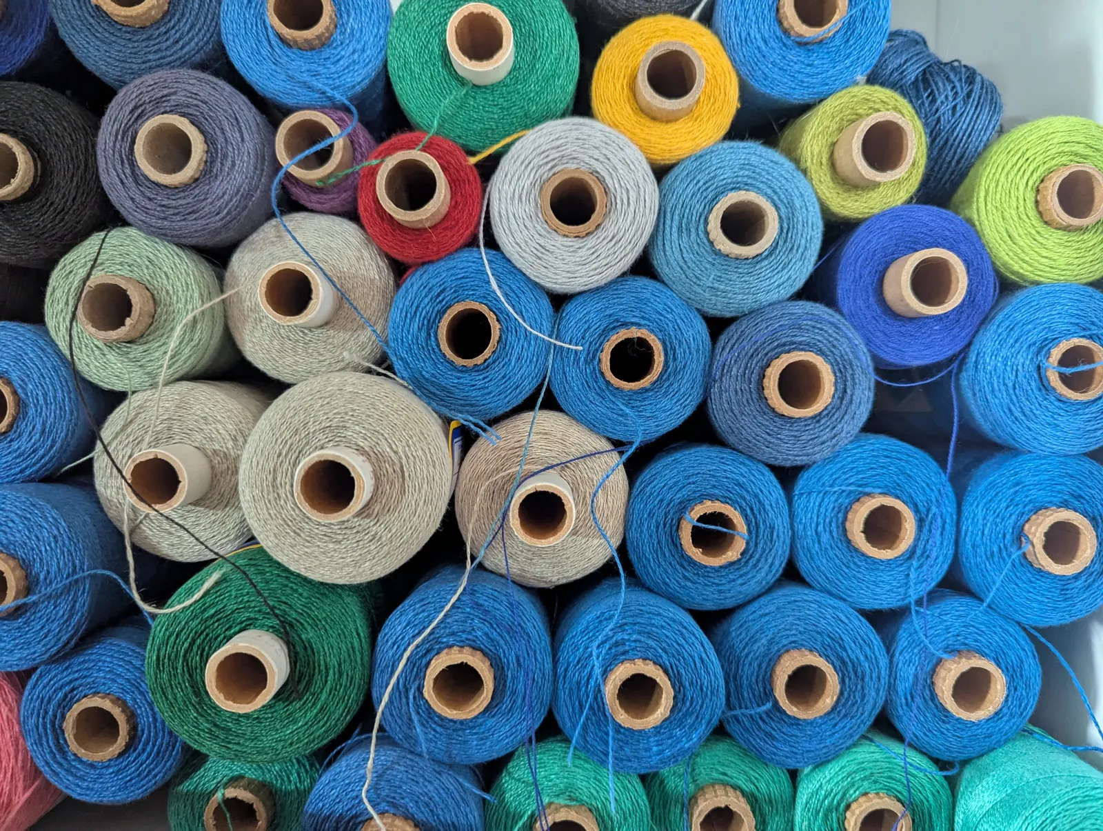 Bunte Garnspulen